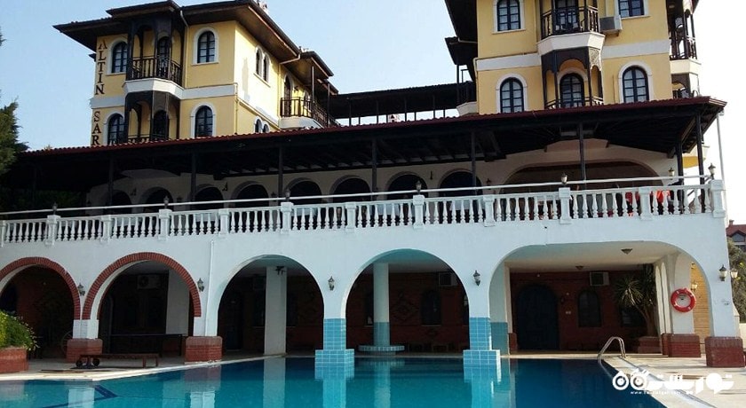 استخر روباز و ساختمان هتل